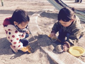 砂場で遊ぶ子供たち